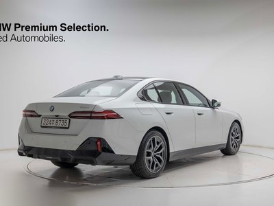 2025 BMW 5 SERIES photo 4