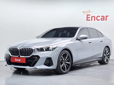 2026 BMW 5 SERIES 照片 1