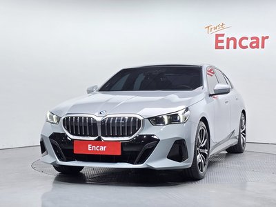 2026 BMW 5 SERIES 照片 2