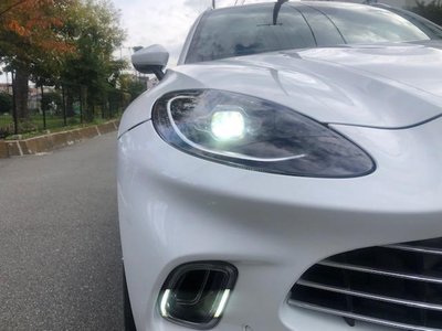 ASTON MARTIN DBX - 6