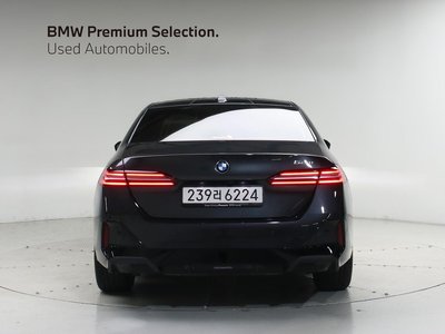 2025 BMW 5 SERIES 照片 2