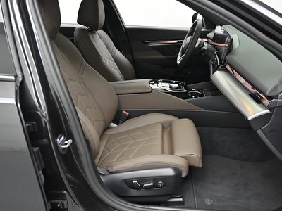 2025 BMW 5 SERIES 照片 10