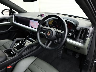 2023 Porsche CAYENNE photo 3