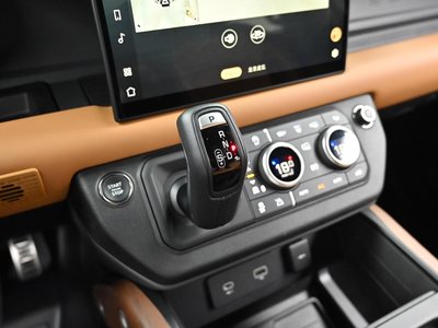 LAND ROVER DEFENDER - 9