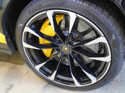 LAMBORGHINI URUS - 10