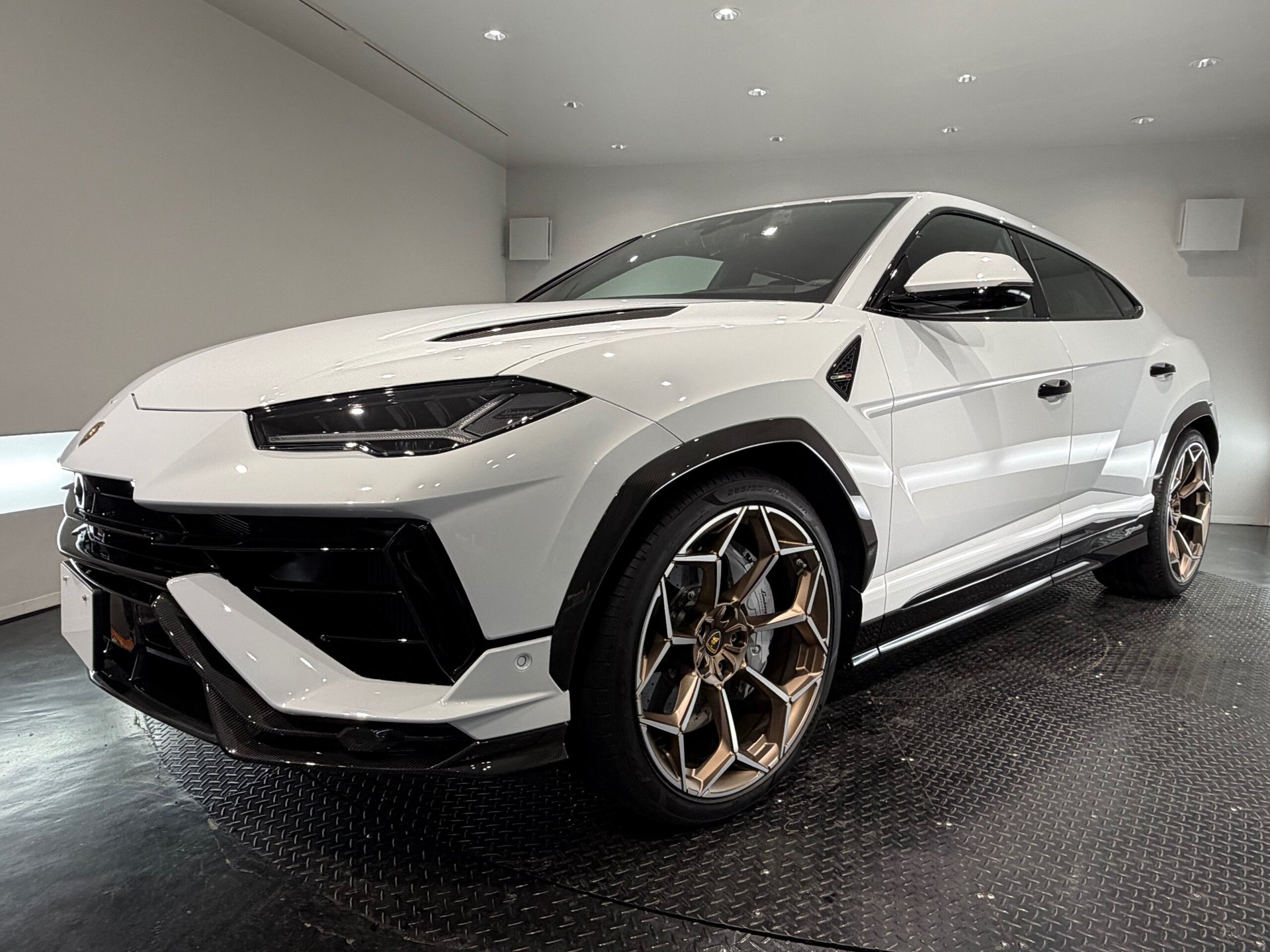 LAMBORGHINI URUS - View 1