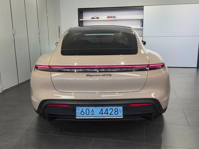 PORSCHE TAYCAN - 3