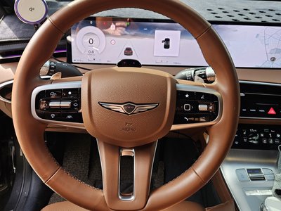 2025 Genesis GV70 photo 8