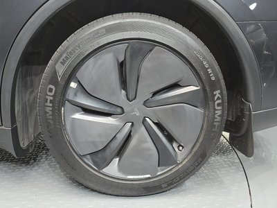 TESLA MODEL Y - 8
