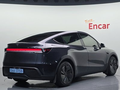 TESLA MODEL Y - 3