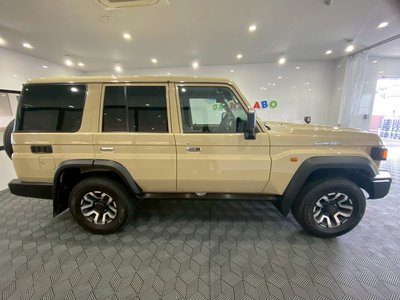 TOYOTA LAND CRUISER 70 - 8