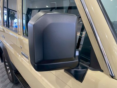 TOYOTA LAND CRUISER 70 - 7