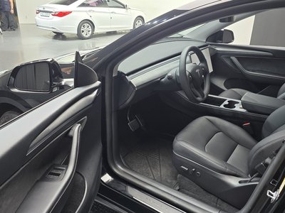 TESLA MODEL Y - 10