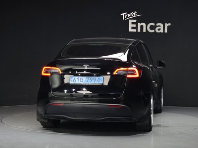 TESLA MODEL Y - 3