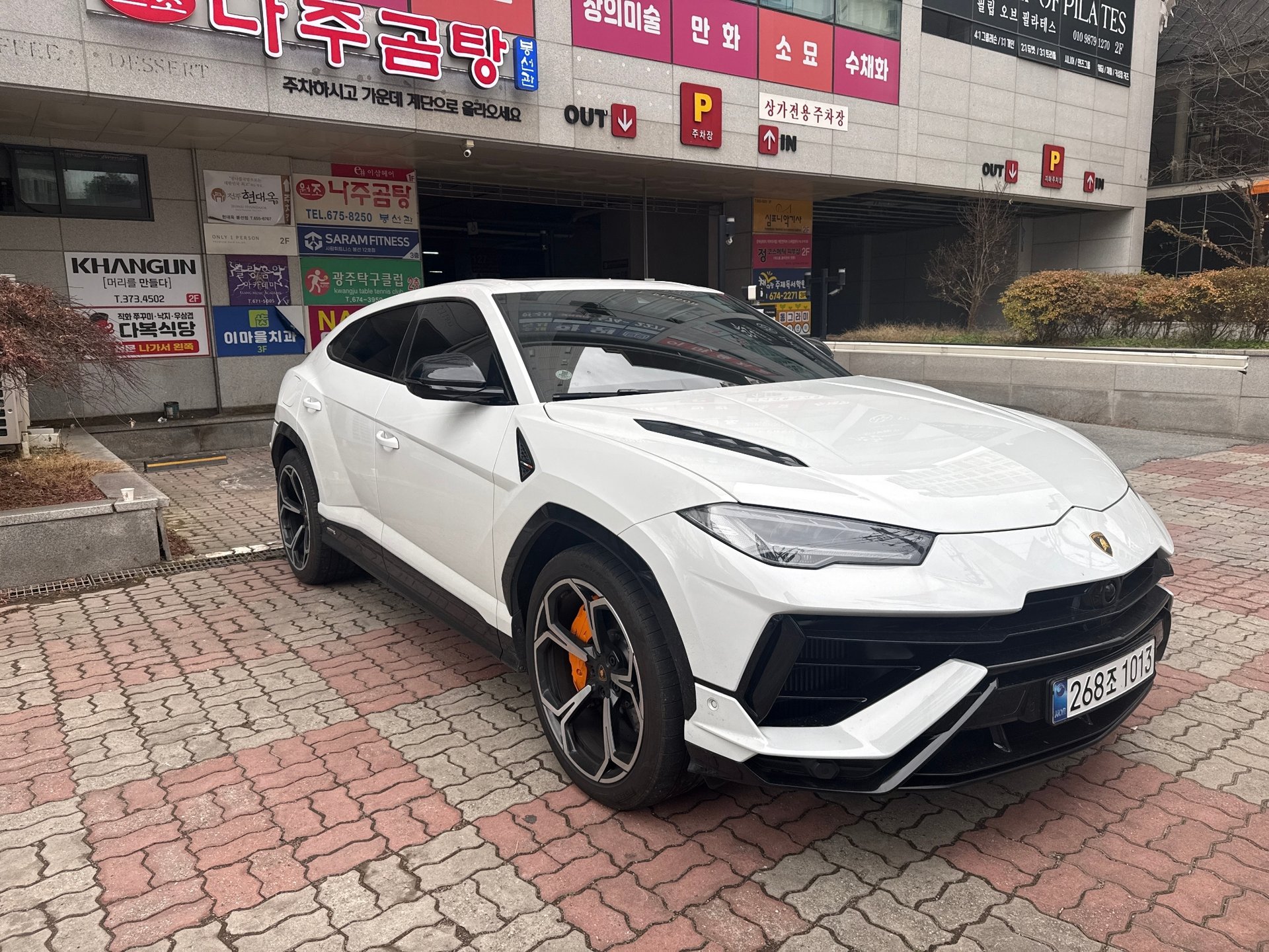 LAMBORGHINI URUS - View 1