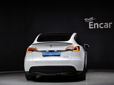 TESLA MODEL Y - 4