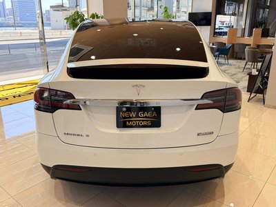 TESLA MODEL X - 8