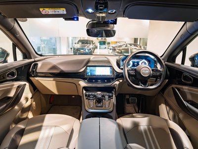 صورة 2 لـ 2025 Aston Martin DBX
