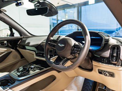 صورة 16 لـ 2025 Aston Martin DBX