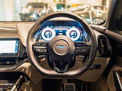 2025 Aston Martin DBX 缩略图 18