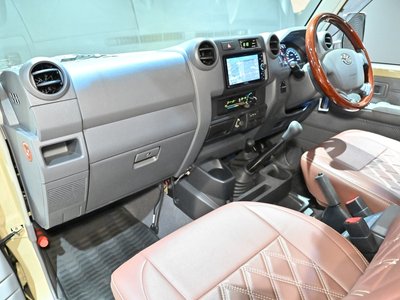 TOYOTA LAND CRUISER 70 PICKUP - 9