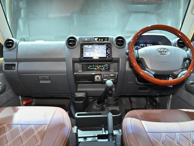 TOYOTA LAND CRUISER 70 PICKUP - 10