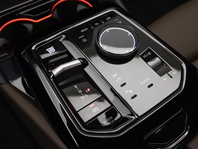 2025 BMW 5 SERIES — фото 9