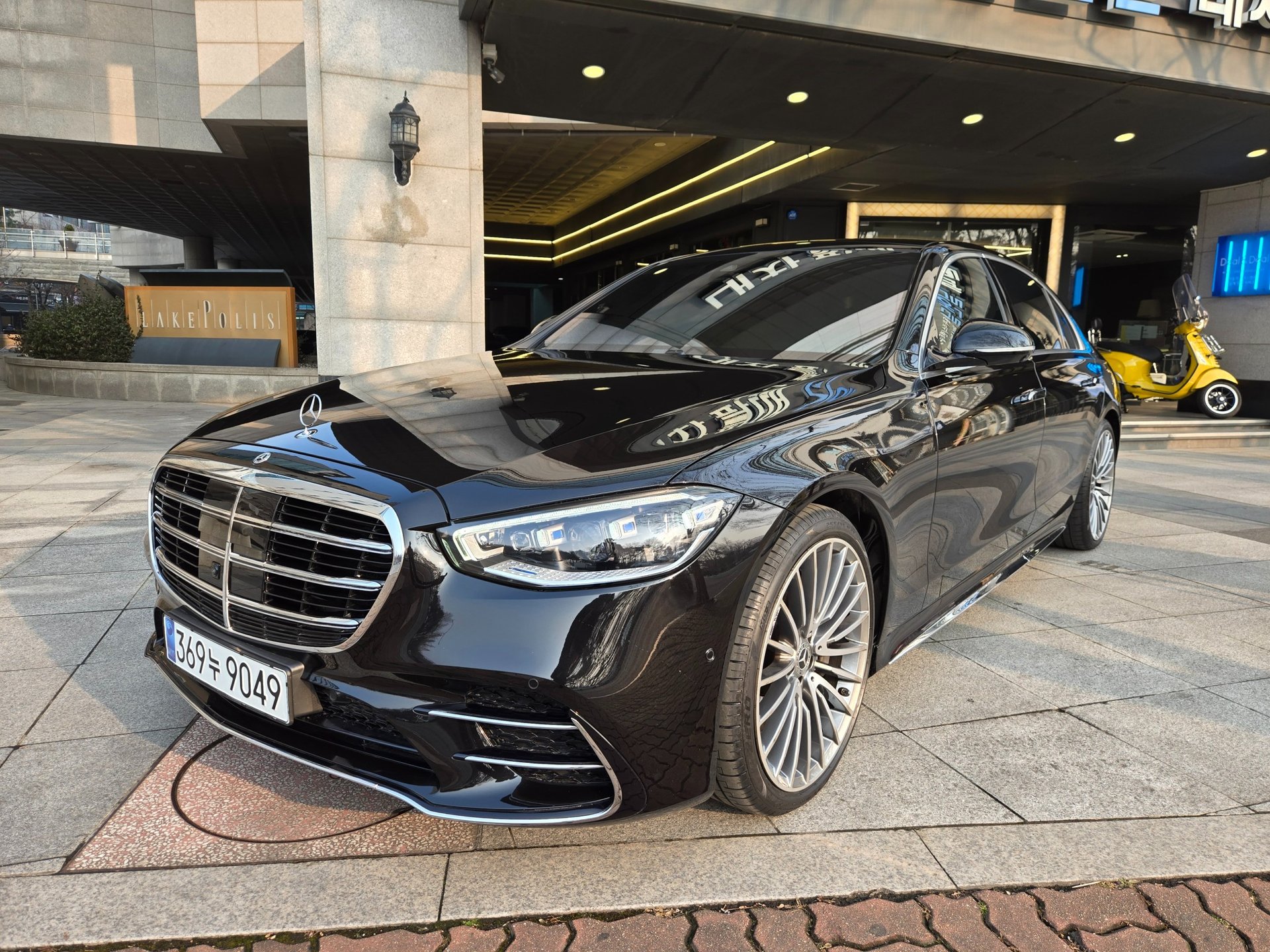 MERCEDES-BENZ S-CLASS - View 1