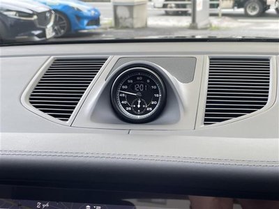 PORSCHE MACAN - 10