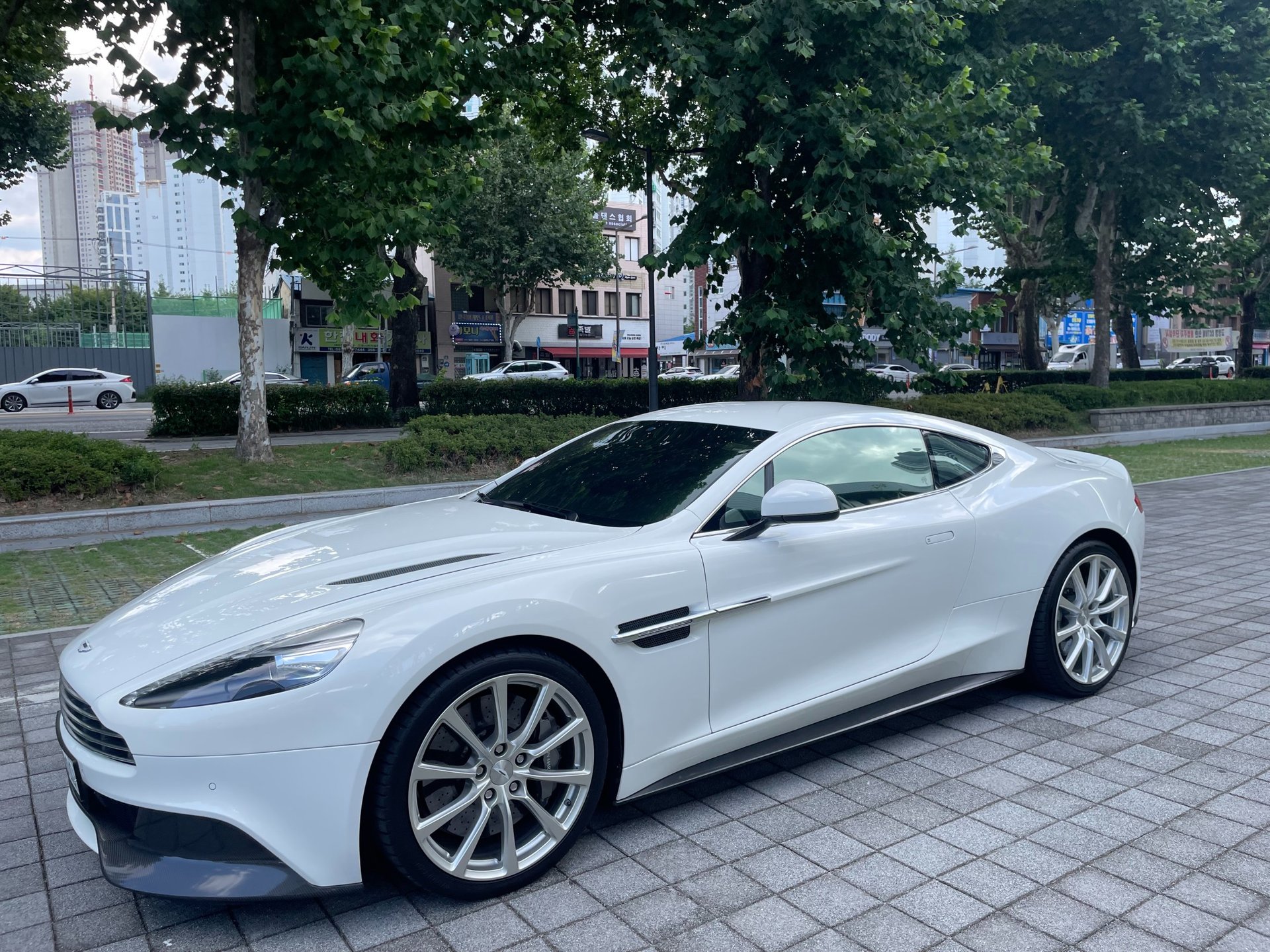 ASTON MARTIN VANQUISH - View 1
