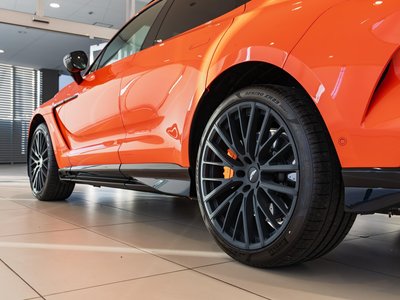 ASTON MARTIN DBX - 8