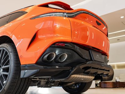 ASTON MARTIN DBX - 10