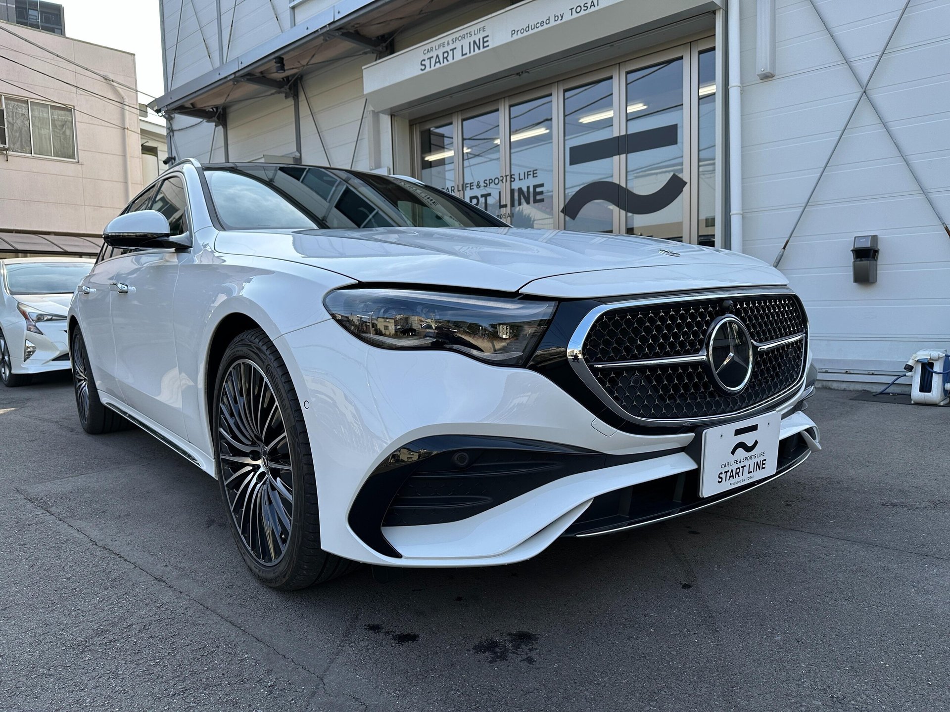 MERCEDES-BENZ E-CLASS WAGON - View 1