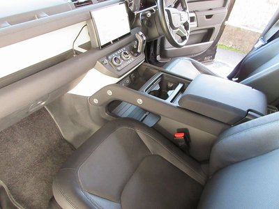 LAND ROVER DEFENDER - 10