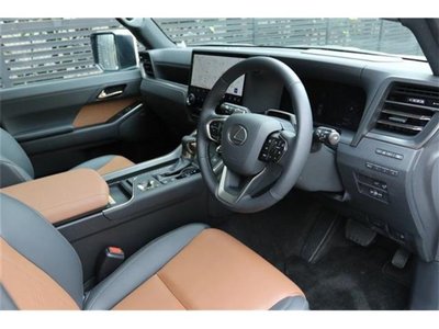 صورة 10 لـ 2025 Lexus GX