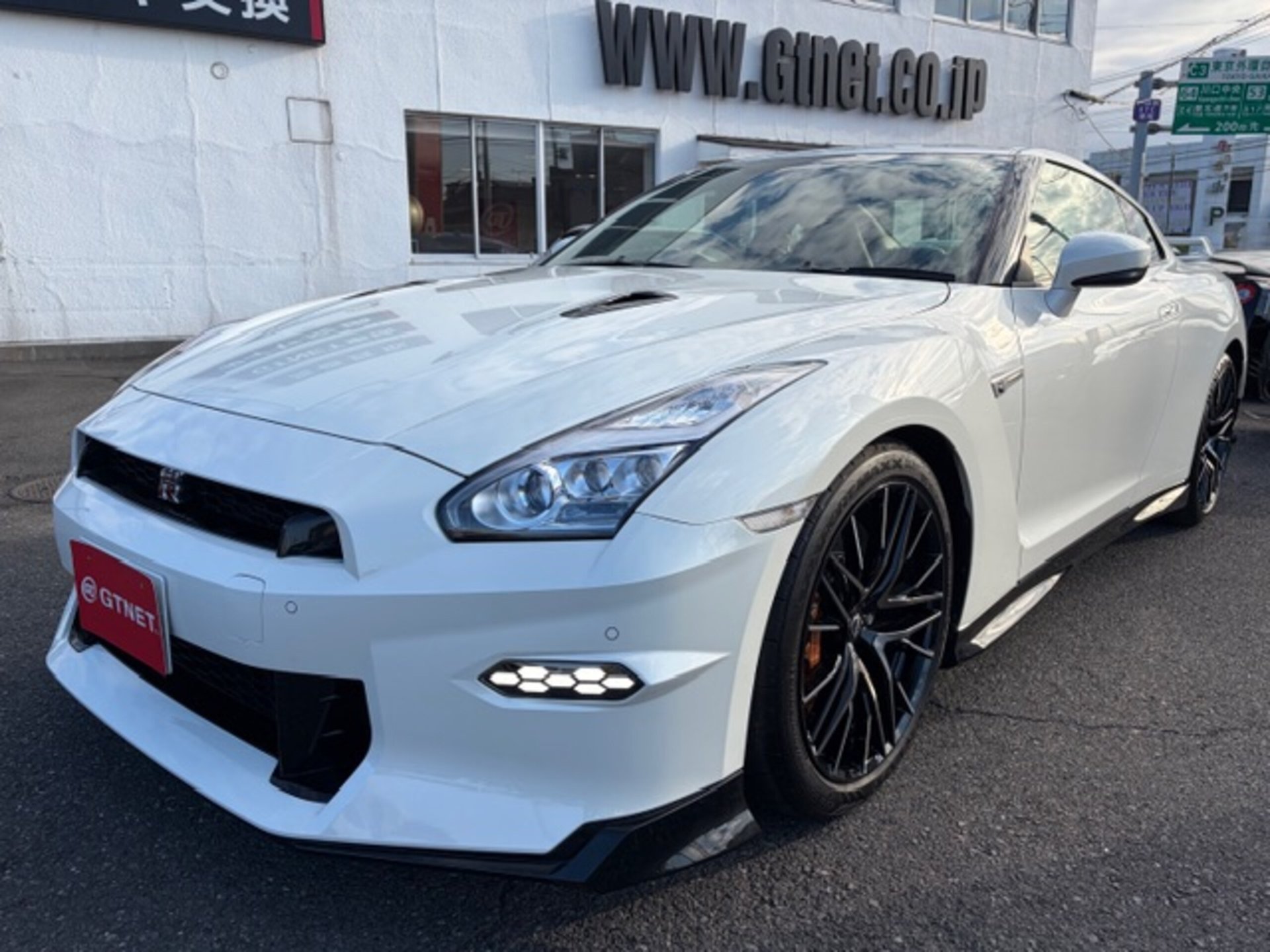 NISSAN GT-R - View 1