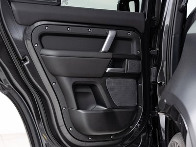 LAND ROVER DEFENDER - 9