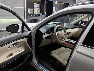 2023 Genesis GV70 photo 10