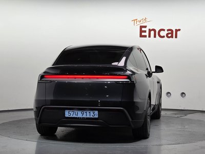 TESLA MODEL Y - 4