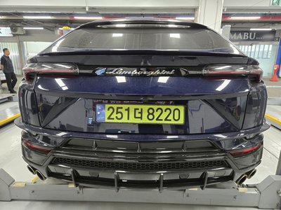2024 Lamborghini URUS photo 2