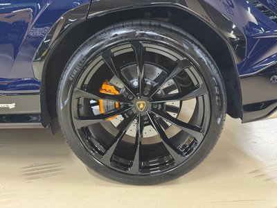 2024 Lamborghini URUS photo 5