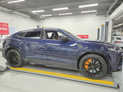 2024 Lamborghini URUS photo 4