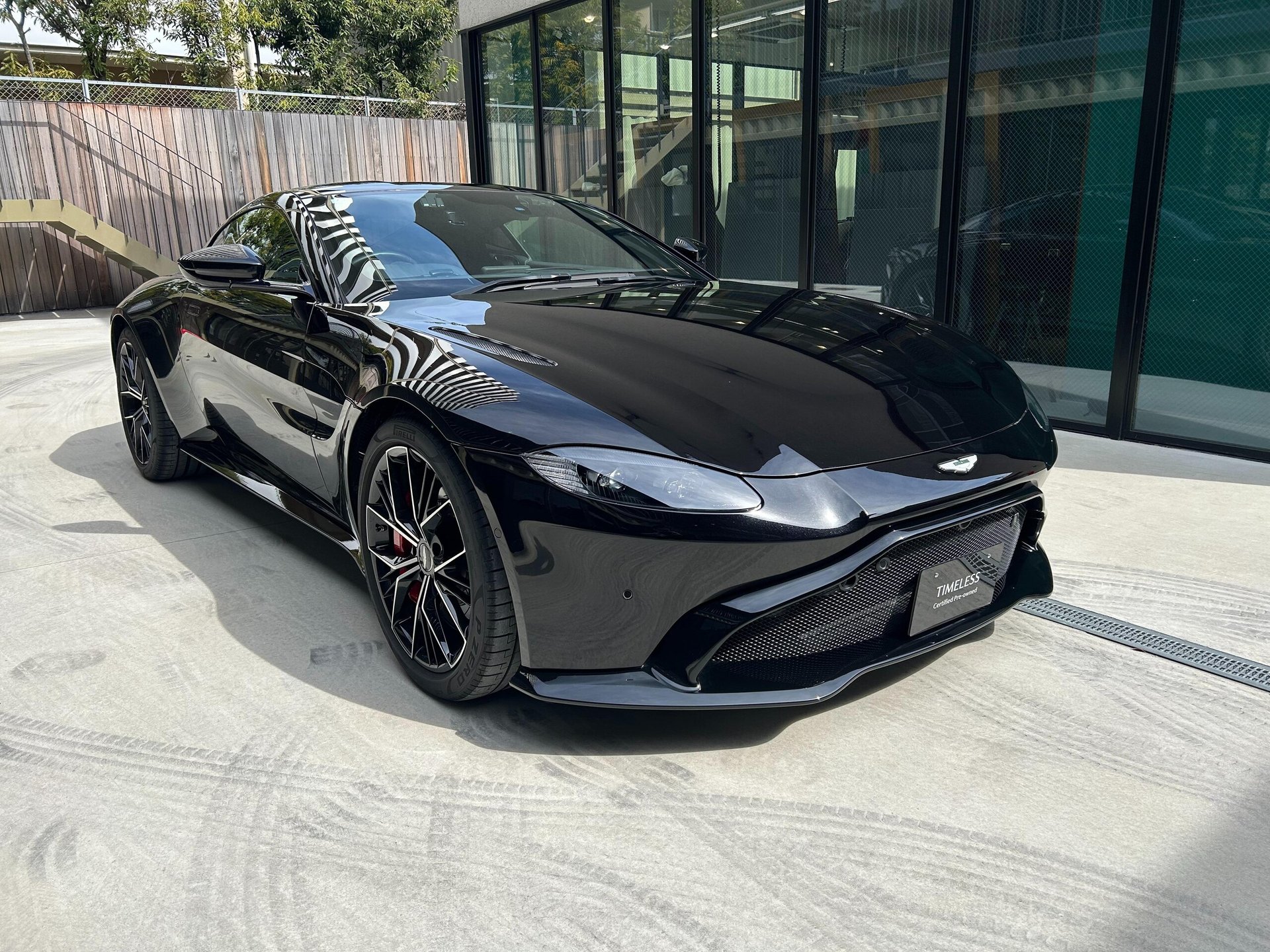 ASTON MARTIN VANTAGE - View 1