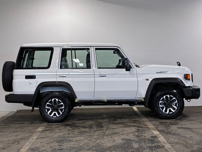 TOYOTA LAND CRUISER 70 - 5