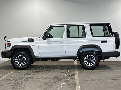 TOYOTA LAND CRUISER 70 - 9