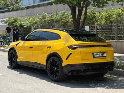 LAMBORGHINI URUS - 6