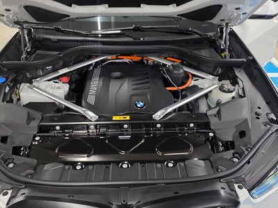 صورة 8 لـ 2025 BMW X5