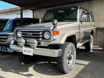 TOYOTA LAND CRUISER 70 - 1