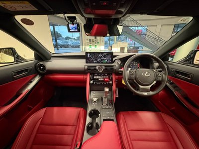 صورة 17 لـ 2025 Lexus IS