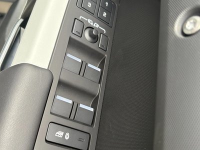 LAND ROVER DEFENDER - 8